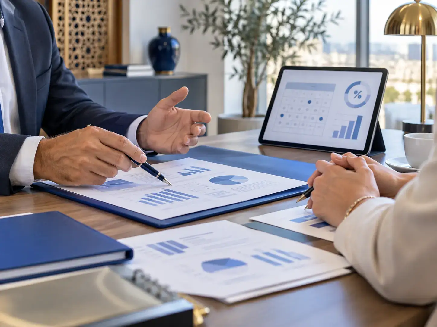 Séance de conseil fiscal autour de documents professionnels